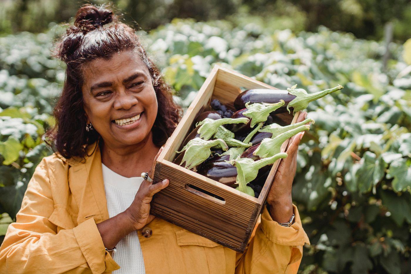 Campesina sonriendo con su cosecha