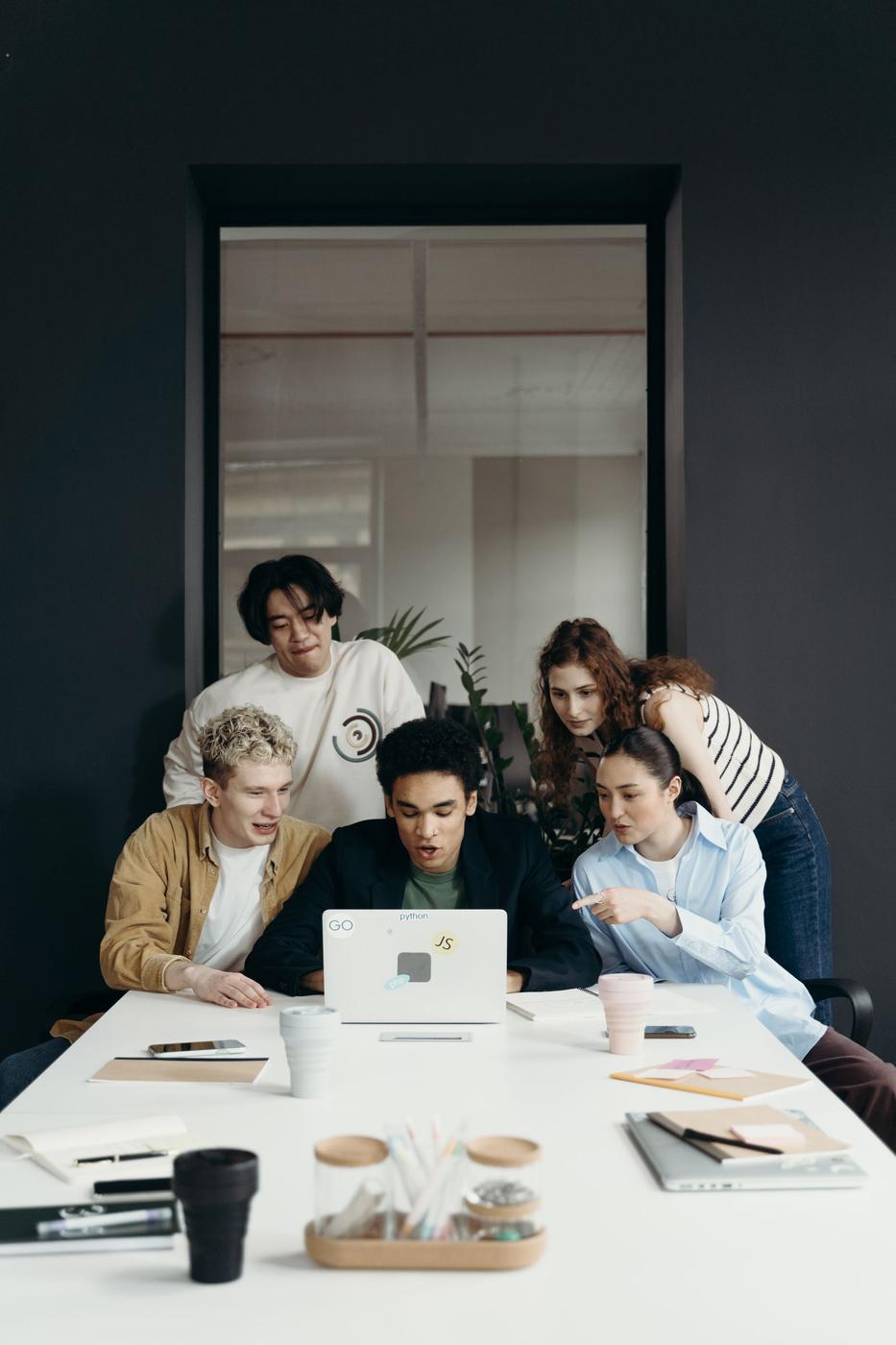 Jóvenes profesionales trabajando en equipo